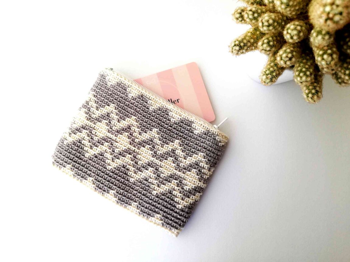 Zigzag diamond crochet pouch with a zipper - Nordic Hook