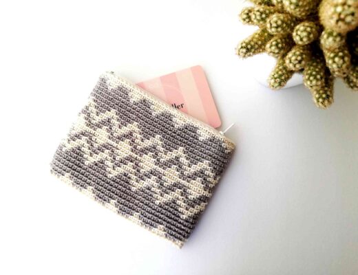 Crochet pouch with a zipper