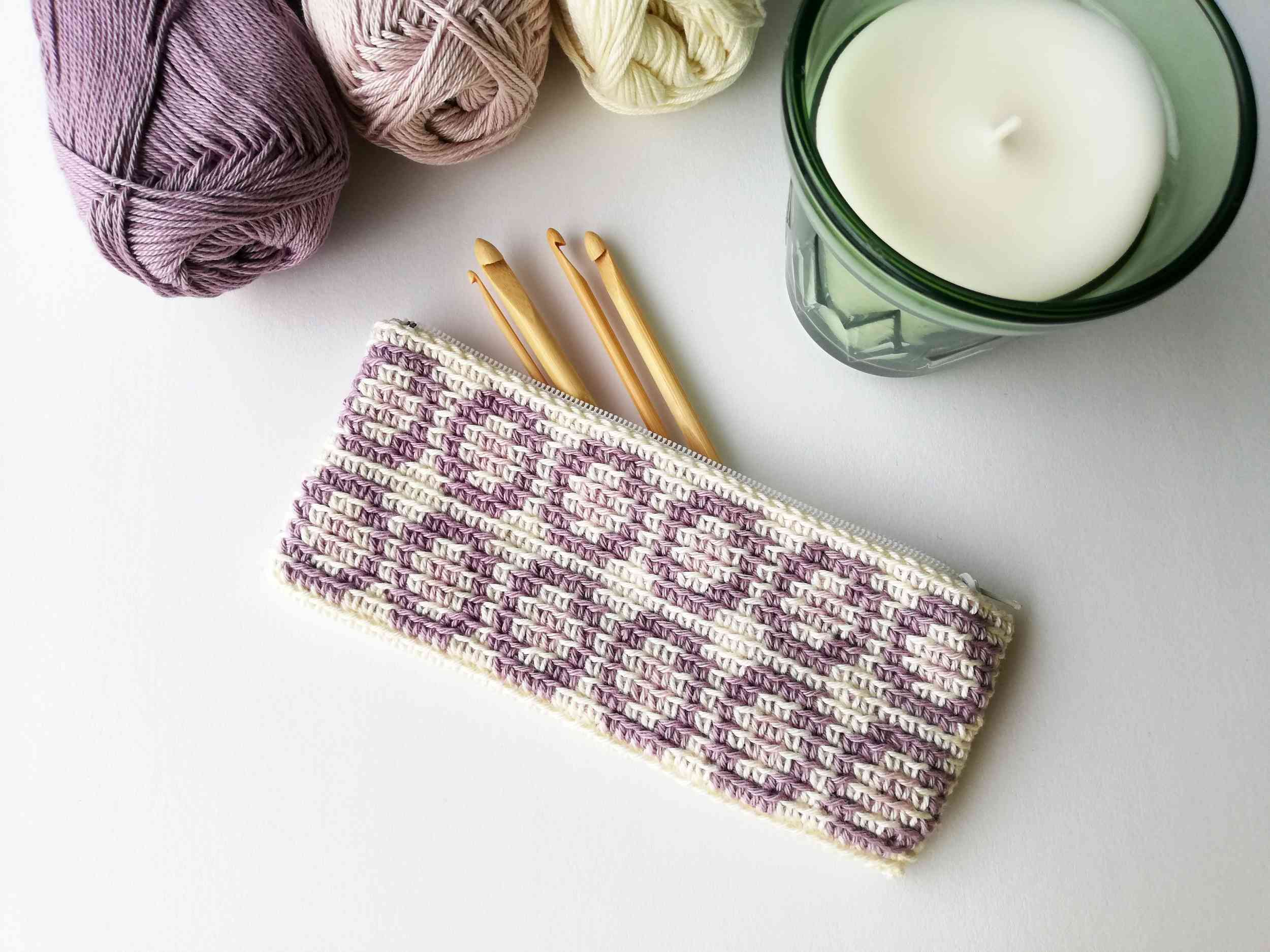 Circles crochet pouch with a zipper