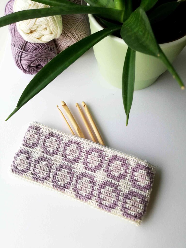 Crochet pouch with a zipper