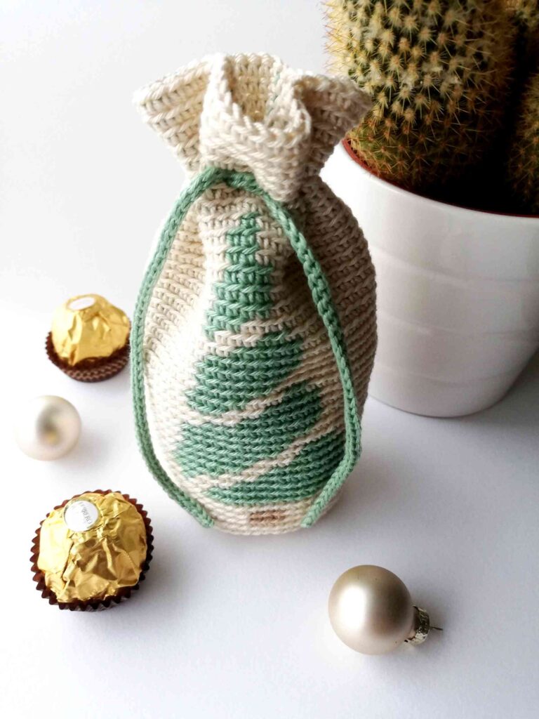 Tapestry crochet bag with a string