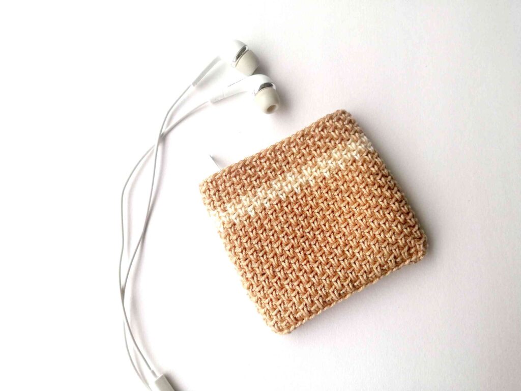 Crochet zipper pouch for headphones Emma