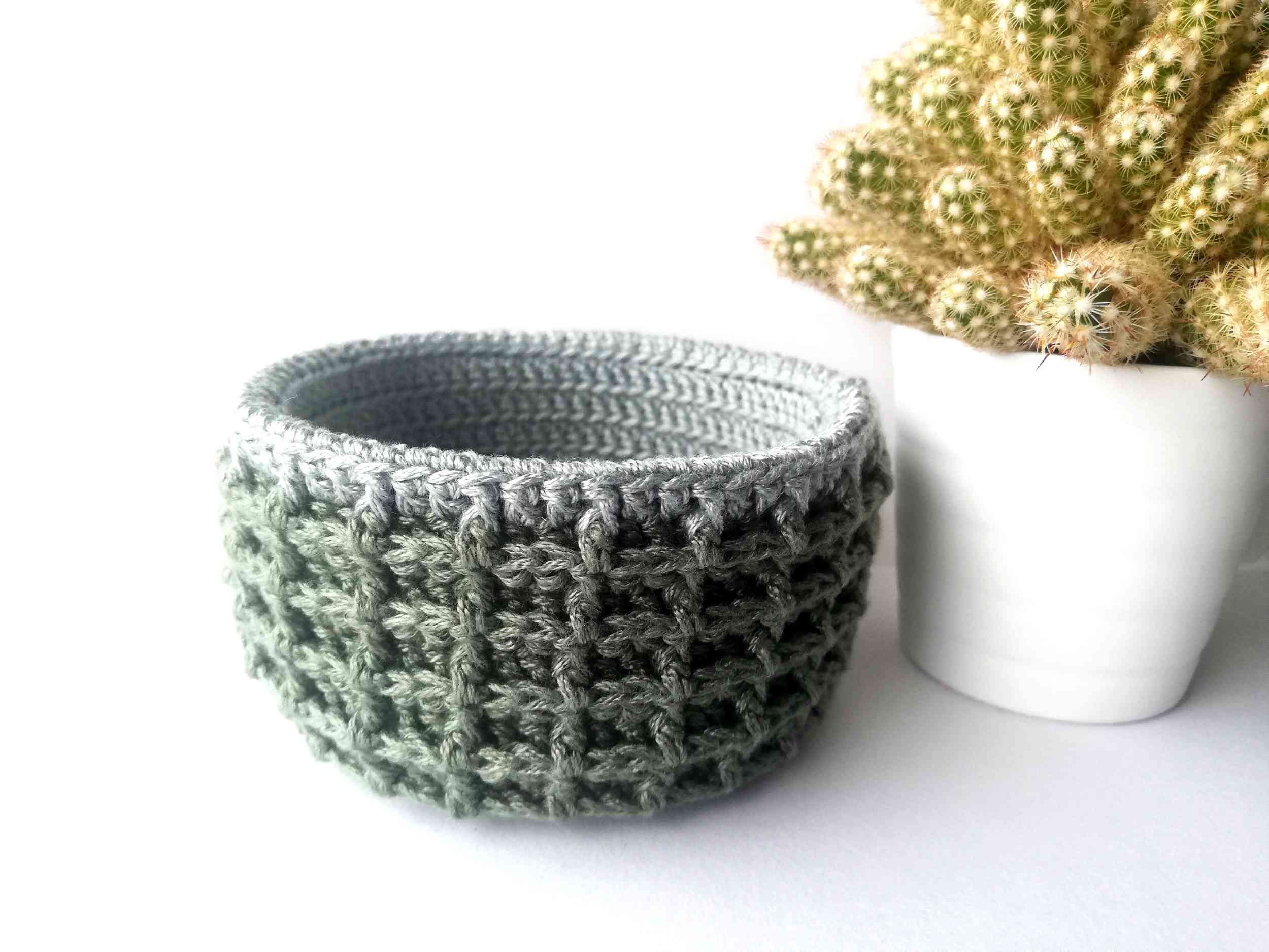 Free crochet pattern: waffle stitch crochet basket