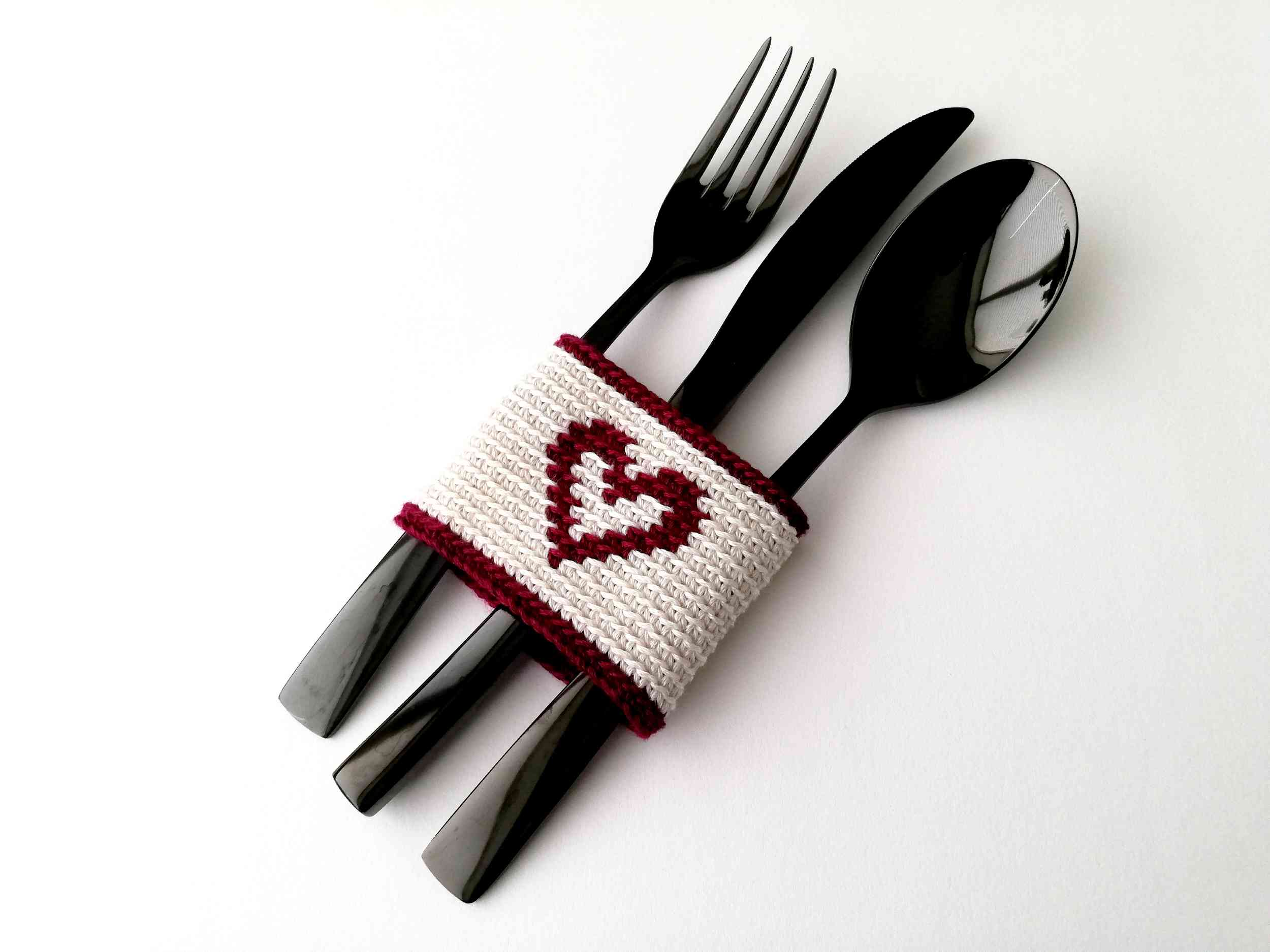 Cutlery holder with a heart