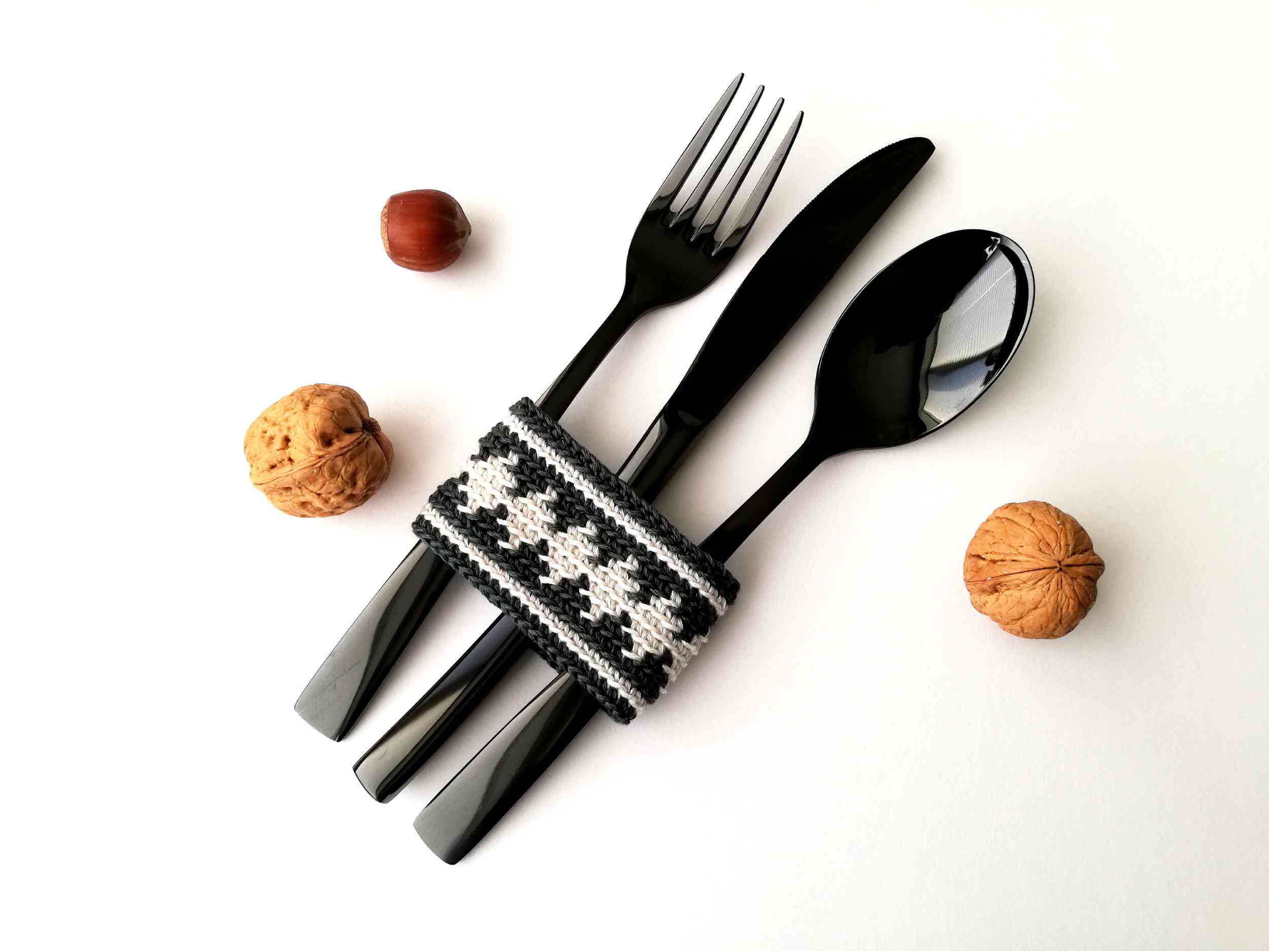 Cutlery holder with diamonds