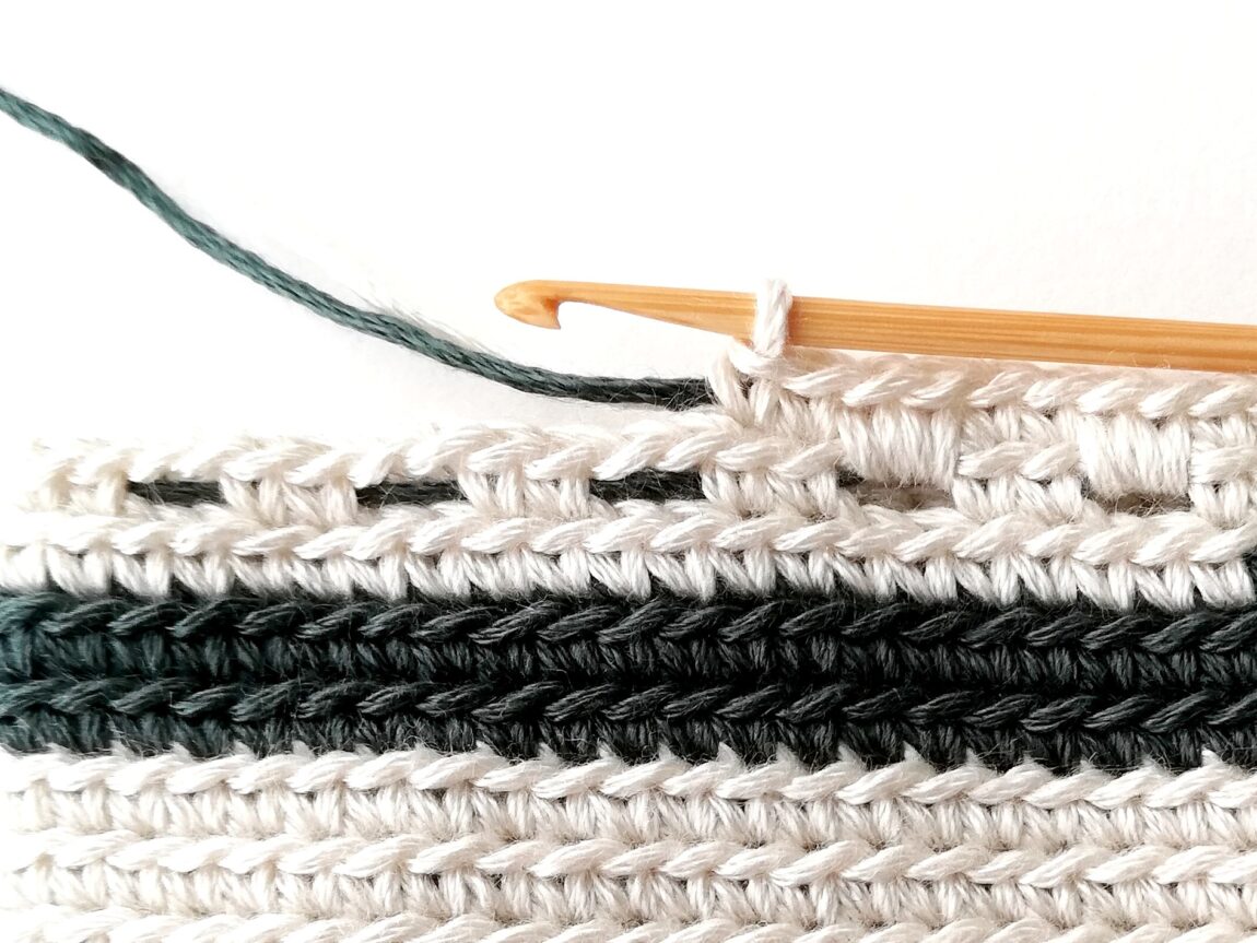 How to make holes in tapestry crochet