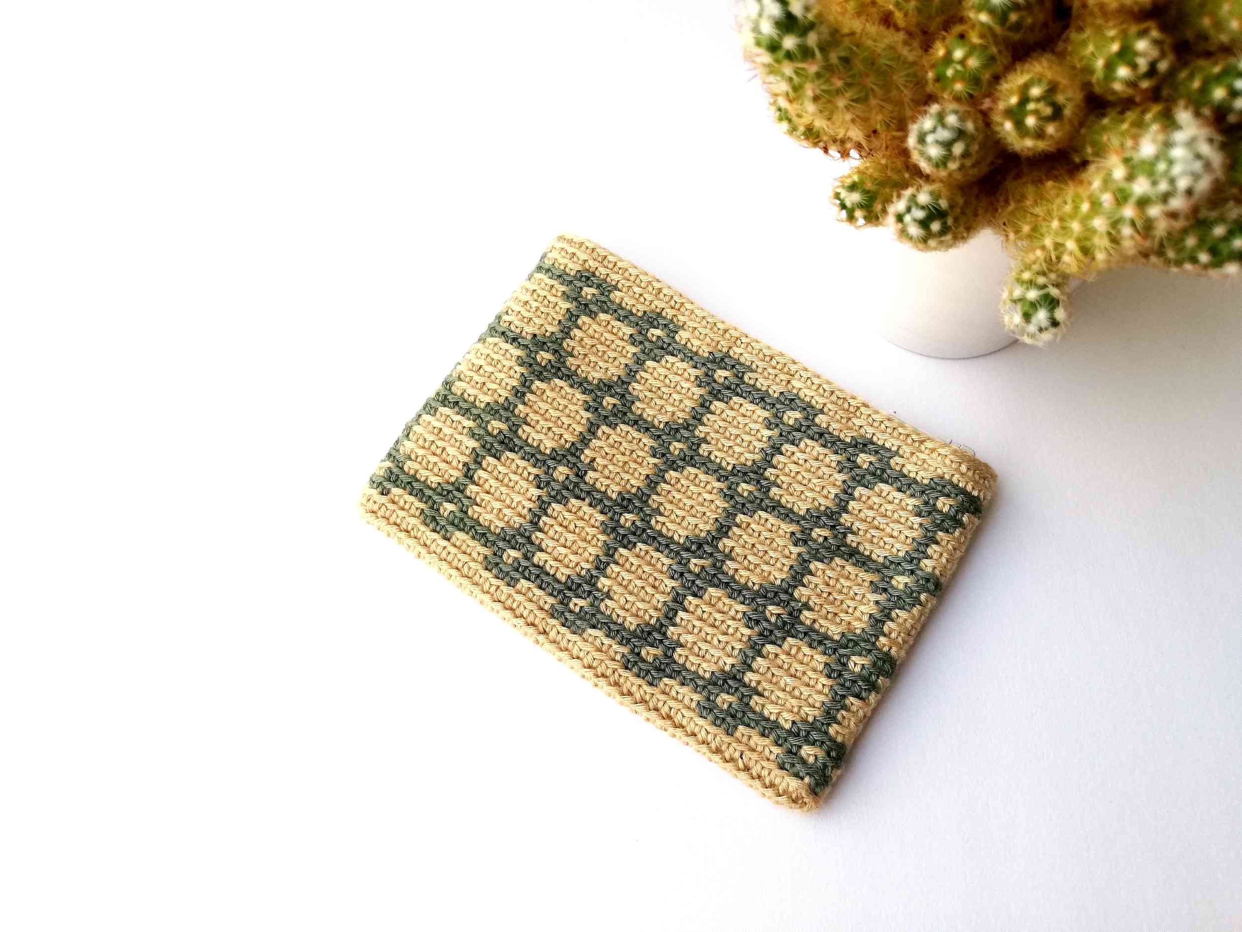 Tapestry_crochet_zipper_pouch_