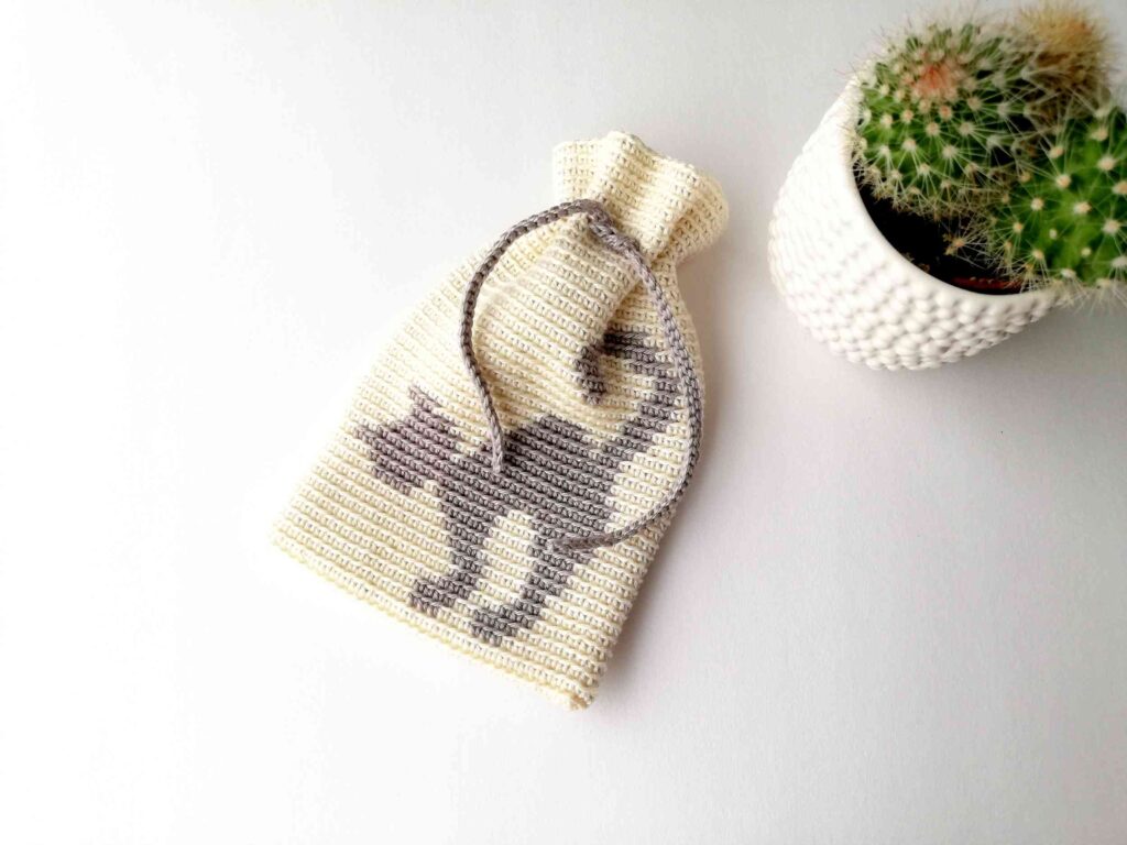 Free crochet pattern: Tapestry crochet drawstring bag with a cat