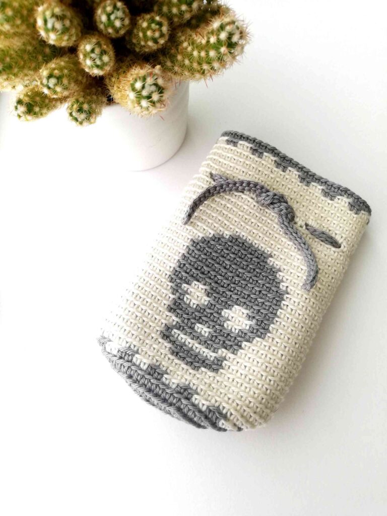 Free crochet pattern: Drawstring bag with a skull