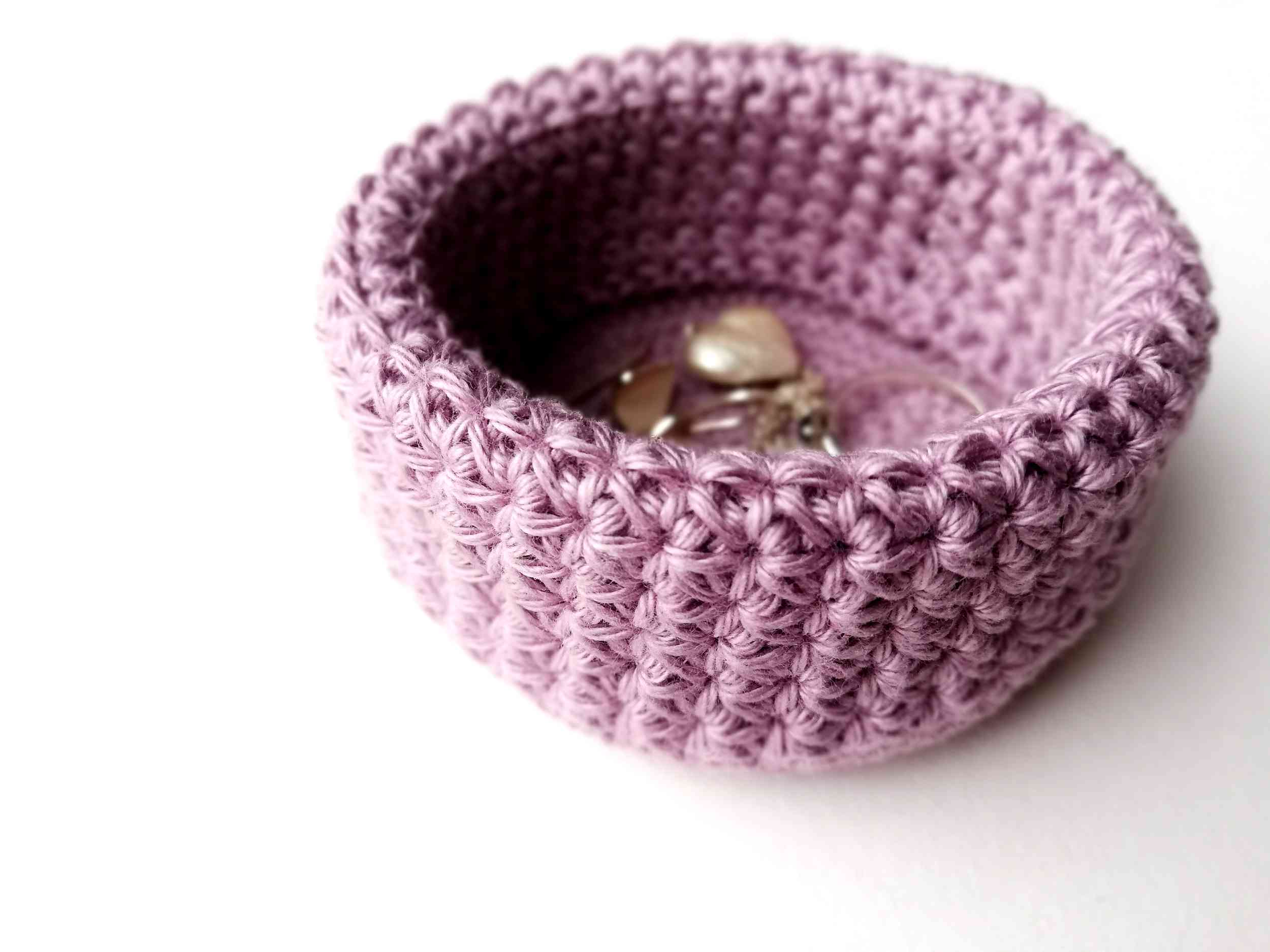 Crochet basket daisy