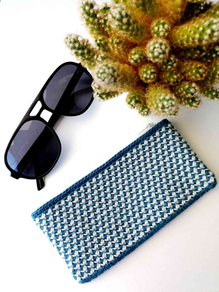 Free crochet pattern: Crochet zipper pouch for sunglasses Caroline
