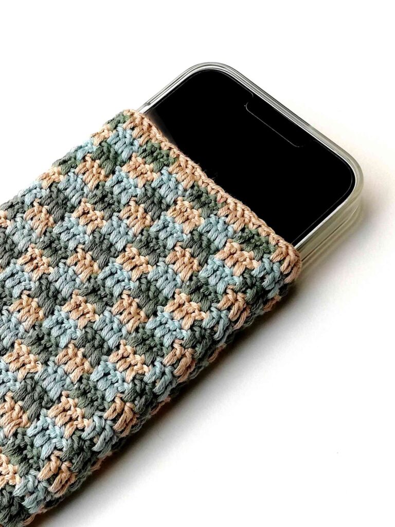 The interlocking blocks crochet phone case