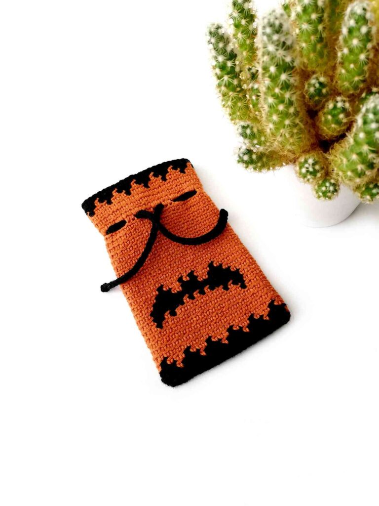 Free crochet pattern: Spooky Halloween drawstring bag with a bat
