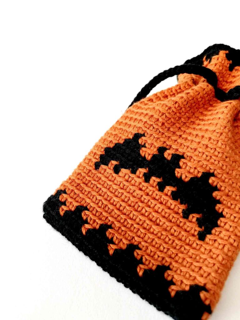 Free crochet pattern: Spooky Halloween drawstring bag with a bat
