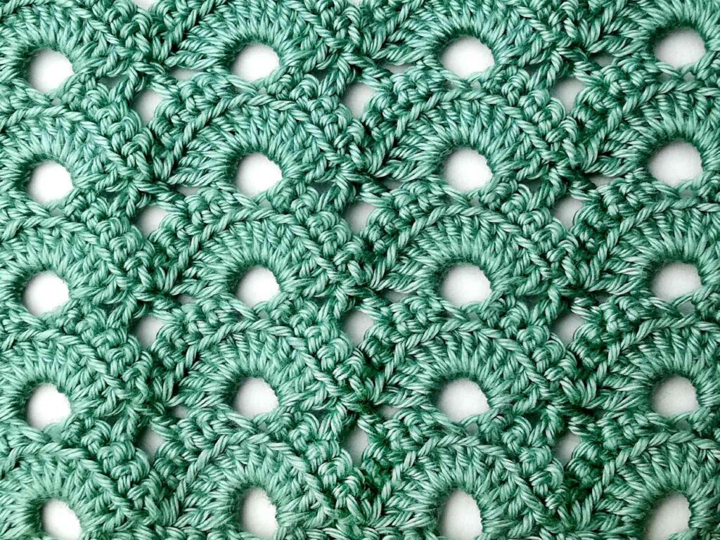 Crochet stitch photo and video tutorial: The aligned arches stitch