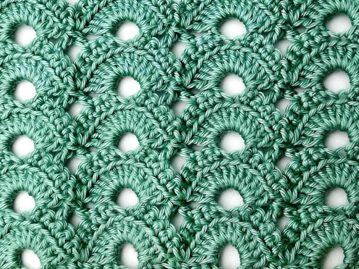 Crochet stitch photo and video tutorial: The aligned arches stitch