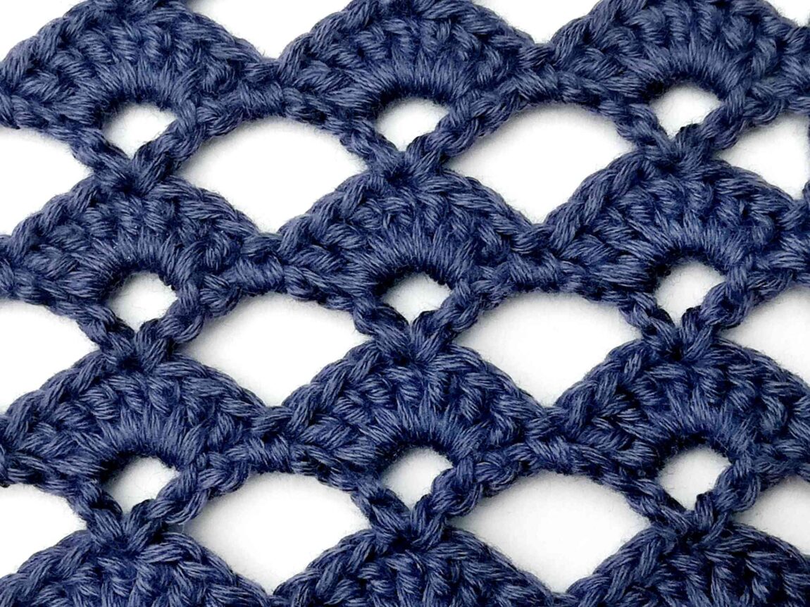 Crochet stitch photo and video tutorial: The aligned fan stitch