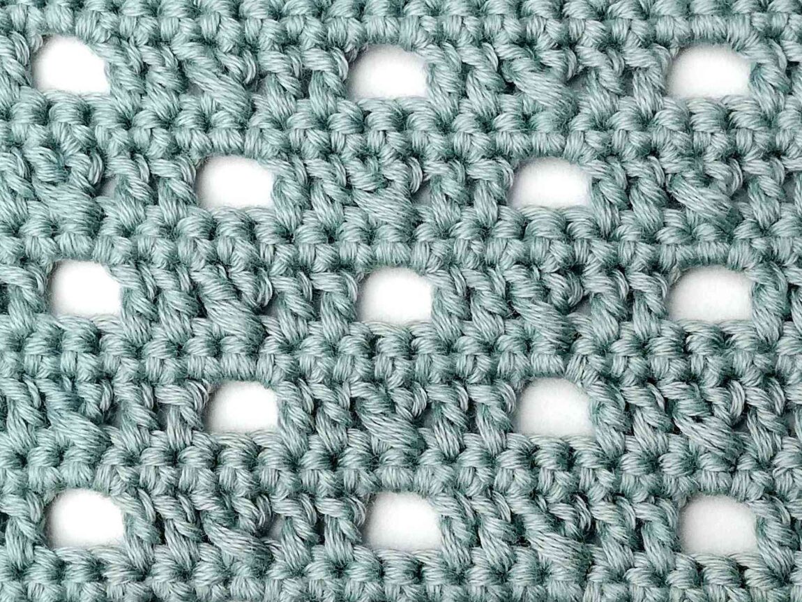 Crochet stitch photo and video tutorial: The polka dot holes stitch