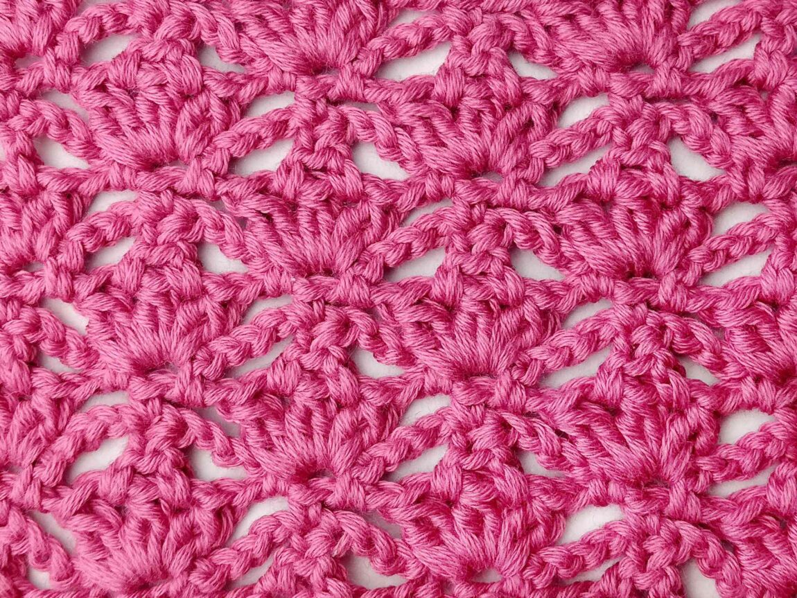 Crochet stitch photo and video tutorial: The flower and triangle stitch