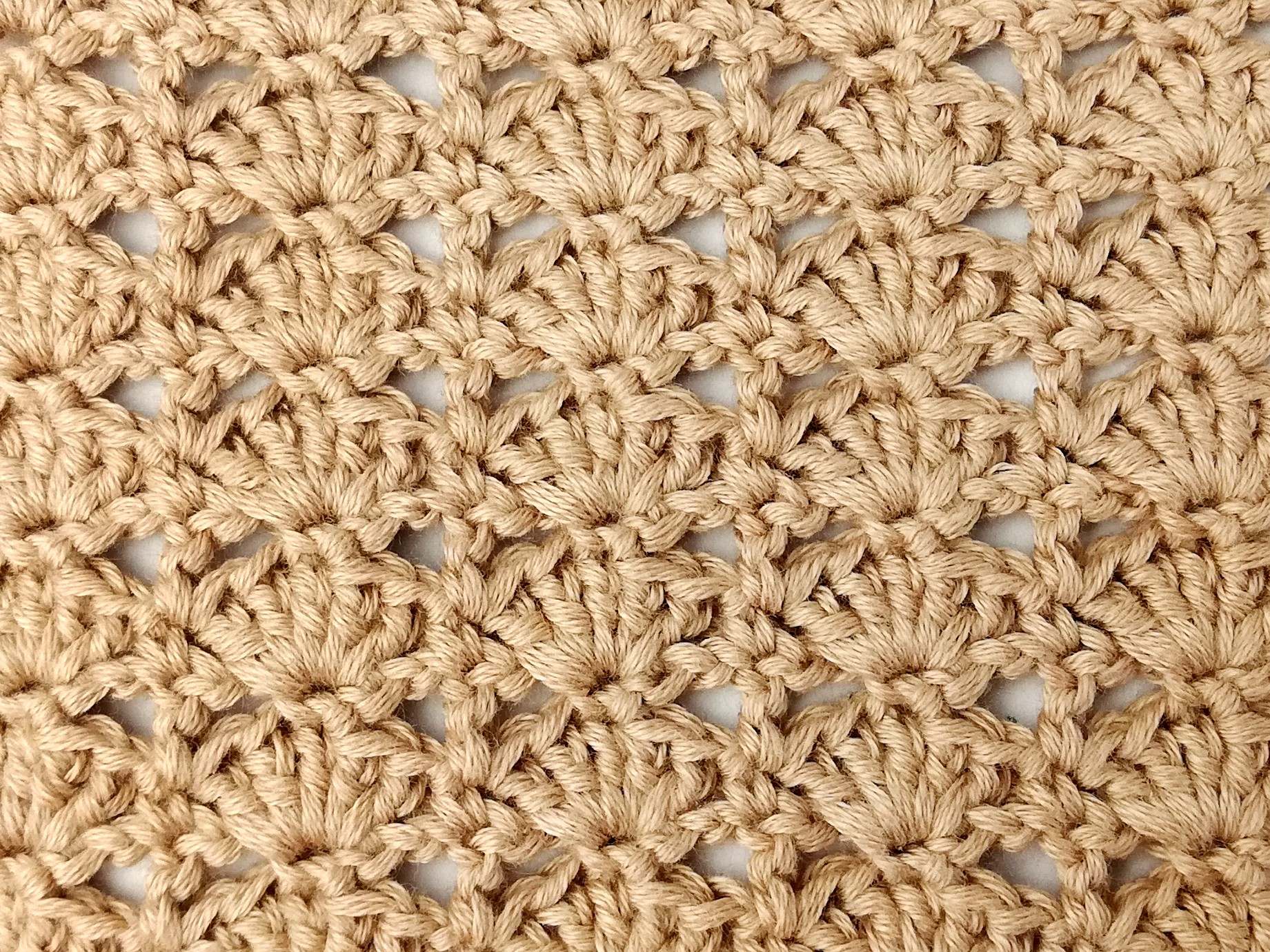 Crochet stitch photo and video tutorial: The simple aligned shell stitch