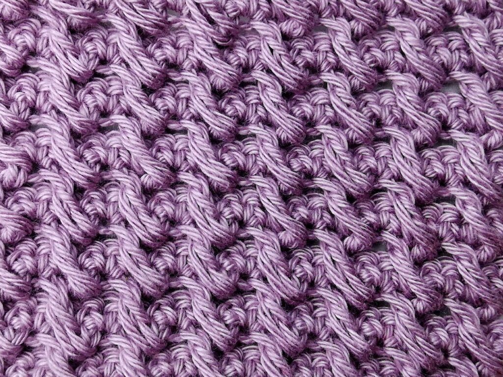 Crochet stitch photo and video tutorial: The crossed ripple stitch