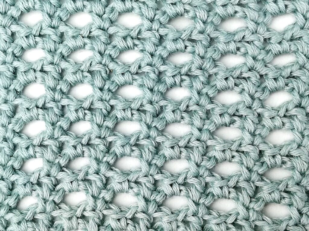 Crochet stitch photo and video tutorial: The simple eyelet stitch