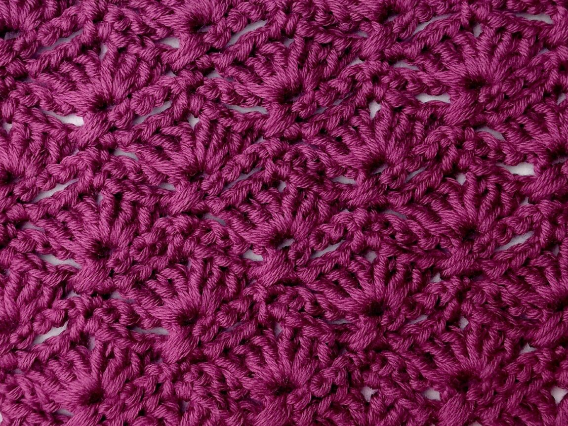 Crochet stitch photo and video tutorial: The crossed double crochet and split fan stitch