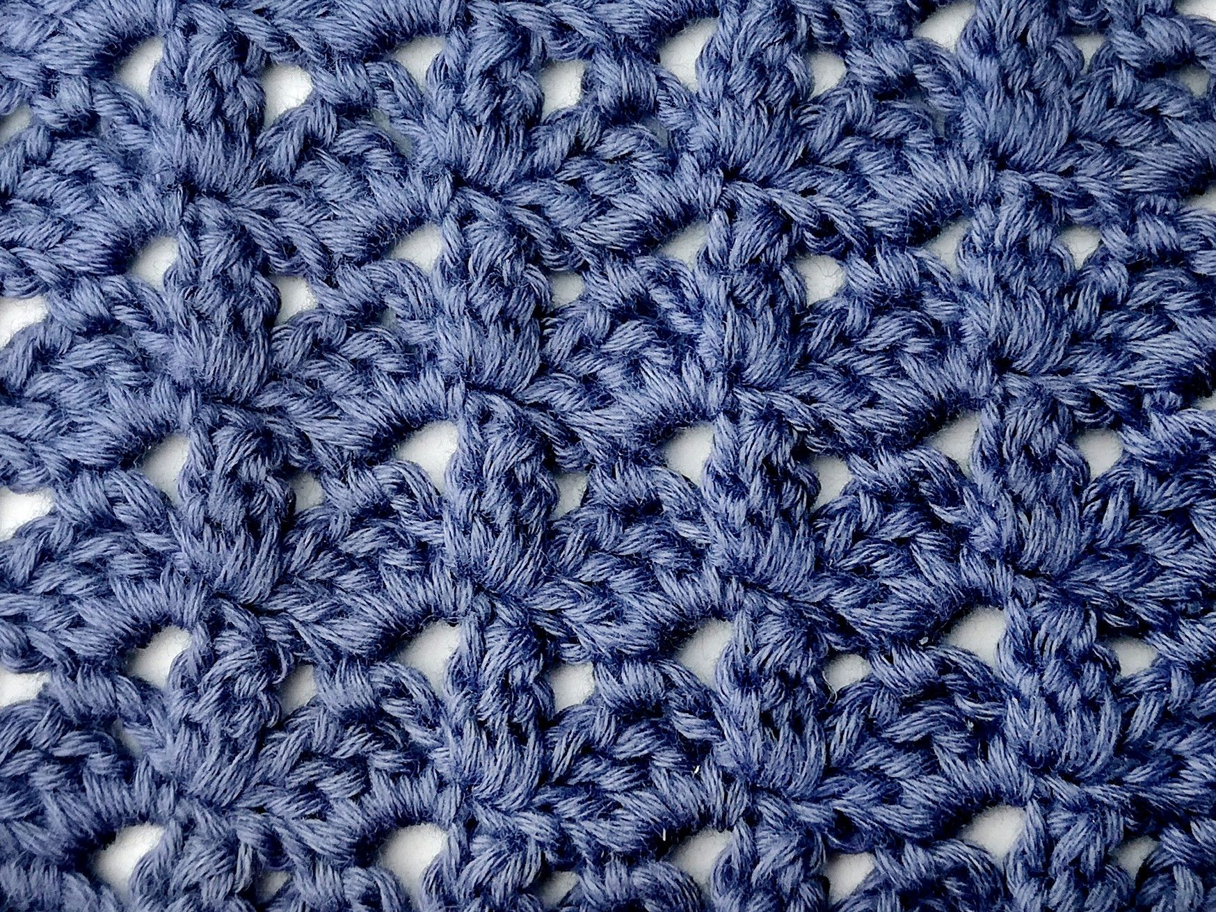 Crochet stitch photo and video tutorial: The diagonal shell and cluster stitch