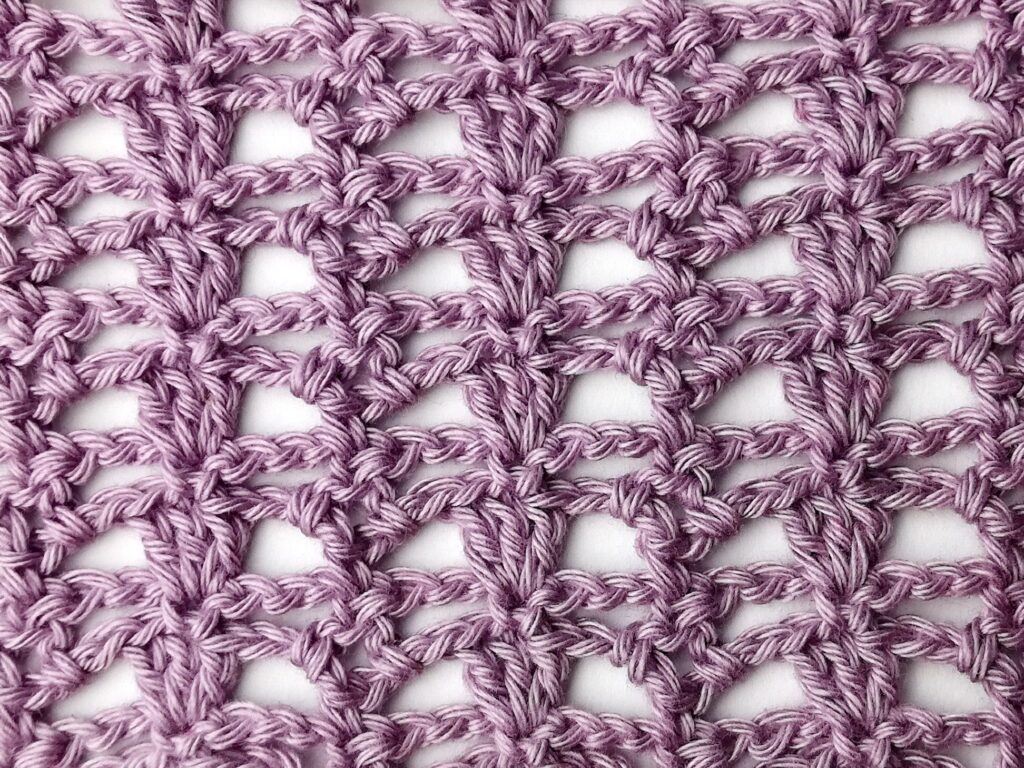 Crochet stitch photo and video tutorial: The lacy mini fan stitch