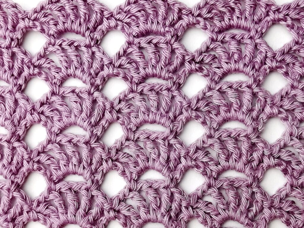 Crochet stitch tutorial: Lacy aligned scallop stitch