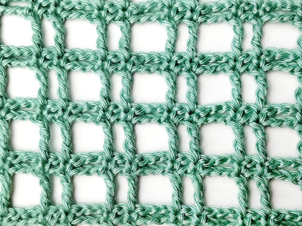 Crochet stitch tutorial: Striped treble crochet mesh stitch