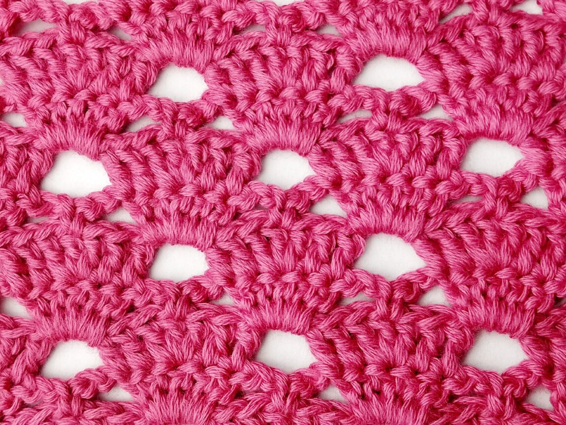 Crochet stitch step-by-step photo tutorial: Large uneven clam stitch