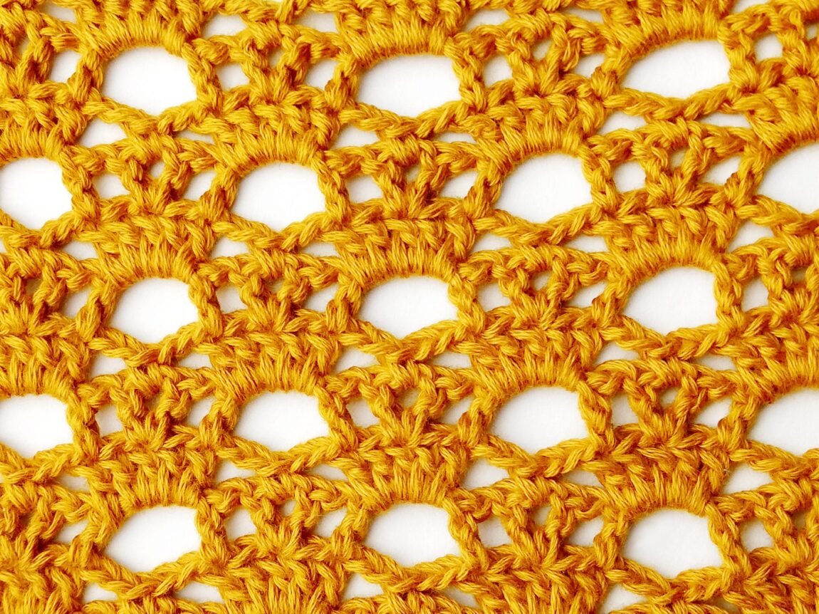 Crochet stitch step-by-step photo tutorial: Eyelet and boxed V stitch
